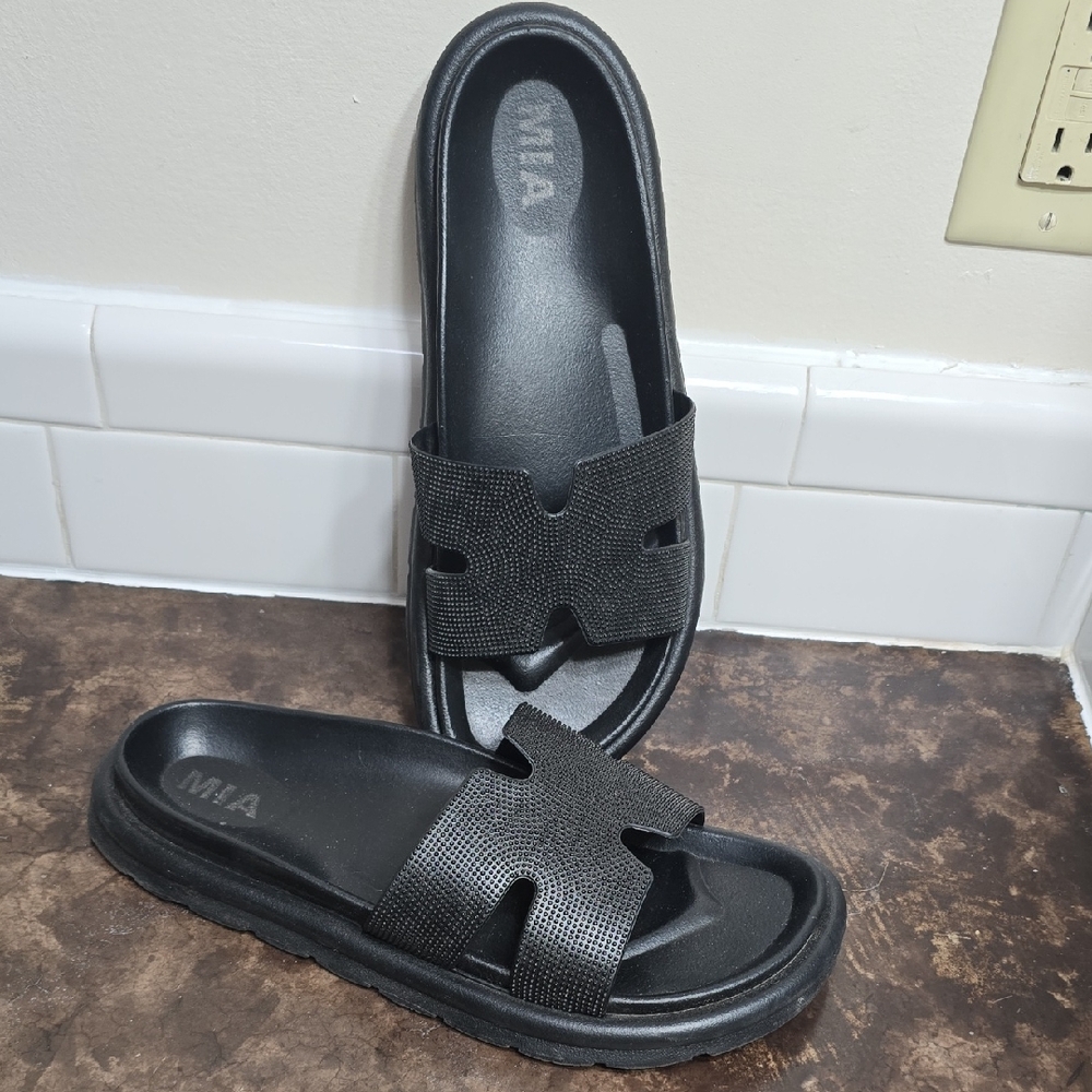 MIA Black Textured Slide Sandals